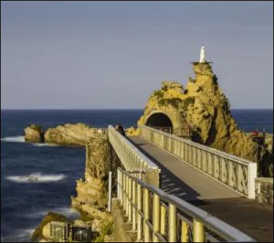 Où se trouve le Rocher de la Vierge ?