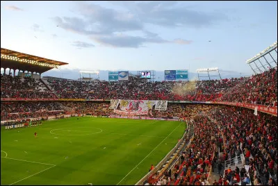 Quel club espagnol joue au stade Ramón Sánchez Pizjuán ?