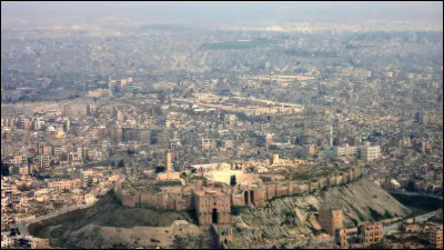 Située à l'emplacement de l'antique Bérée, quelle ville syrienne est avec ses 6400 ans d'histoire l'une des plus vieilles villes du monde à avoir été constamment habitée ?
