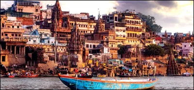 Quelle ville indienne située sur le Gange, serait selon la légende fondée par le dieu hindou Shiva il y a 5000 ans ?