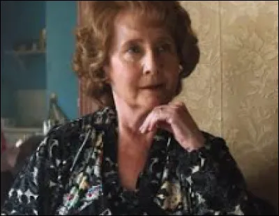 Est-ce que l'on voit la grand-mère d'Elton mourir durant le film ?