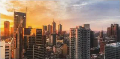 Dans quelle ville Elton John a tenté de se suicider ?