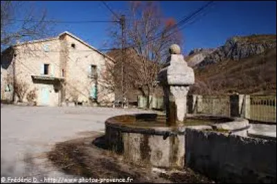 Petit village provençal de 60 habitants, dans le parc naturel régional du Verdon, Blieux se situe dans le département ...