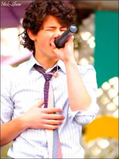 De quels instruments sait jouer Nick Jonas ?