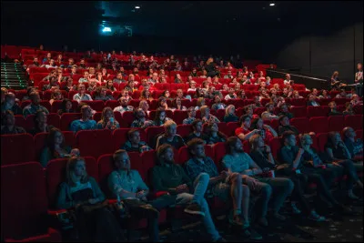 Maintenant, dans la catégorie des lieux, quel mot exprime "le cinéma" en langue espagnole ?