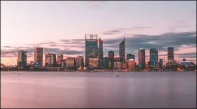 Sur quel océan est située la ville australienne Perth ?