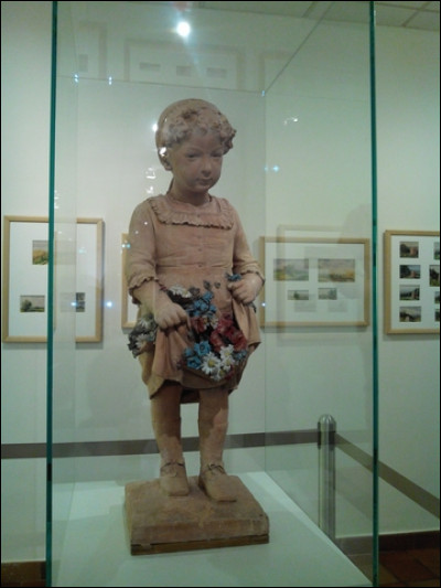 Au musée Bartholdi, tu rencontres une petite fille. Cette sculpture a été réalisée par Auguste Bartholdi, pour montrer son amour à l'Alsace et à la France. Comment cet amour pour la France est-il visible sur la statue ?