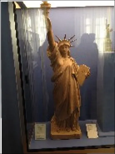 Auguste Bartholdi a réalisé des statues bien plus grandes dont tu peux apercevoir l'une des maquettes sur la photo. Quel est le titre complet de cette statue ?