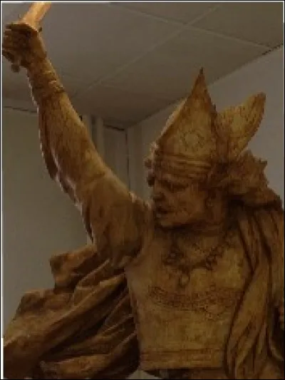 Une autre statue, représentant un guerrier célèbre a le bras levé comme la statue précédente. De qui s'agit-il ?
