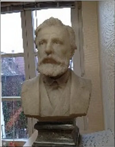 Le personnage présenté sur la photo a un indice pour retrouver l'objet perdu. Ce personnage est l'un des fondateurs de la Société d'Histoire naturelle de Colmar en 1859. De qui s'agit-il ?