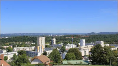 Ville de 6 500 habitants du d&eacute;partement des Pyr&eacute;n&eacute;es-Atlantiques, premi&egrave;re ville nouvelle cr&eacute;&eacute;e en France en 1957, situ&eacute;e dans la vall&eacute;e du Gave de Pau :