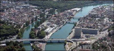Ville de 40 000 habitants du d&eacute;partement de la Seine-et-Marne, travers&eacute;e par la Seine :