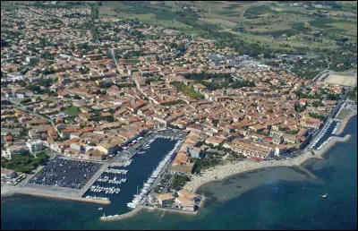 Ville de 11 000 habitants du d&eacute;partement de l'H&eacute;rault, situ&eacute;e sur la rive nord de l'&eacute;tang de Thau :