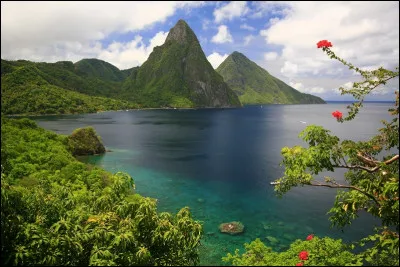 Le point culminant de l'île a une altitude de :