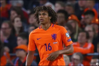 Comment s'appelle ce joueur de football ?