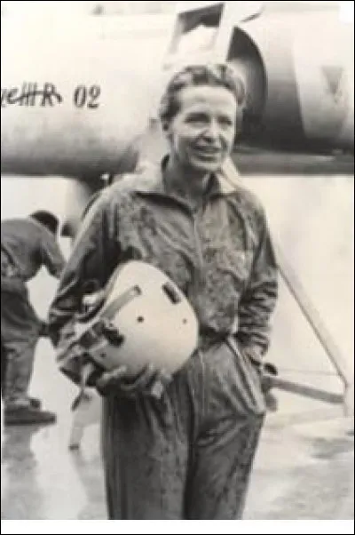 Cette aviatrice, première femme pilote d'essai en France, première aviatrice européenne à franchir le mur du son en 1953, c'est ... Auriol.