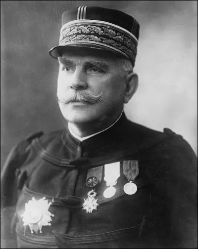 Ce militaire, commandant en chef des armées françaises en août 1914, partisan de "l'offensive à outrance", fait maréchal de France en 1916, se prénomme ...
