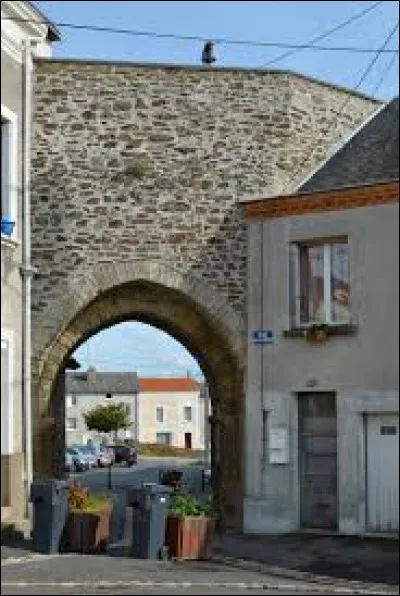 Ancienne ville de l'arrondissement de Cholet, Chemill&eacute; se situe dans le d&eacute;partement ...