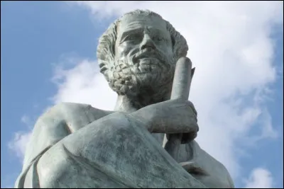 Aristote, auteur d'un grand nombre de traités logiques, biologiques, politiques, physiques et métaphysiques, est le fondateur du lycée.