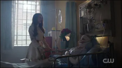 Que fait Cheryl à sa mère dans cette scène ?