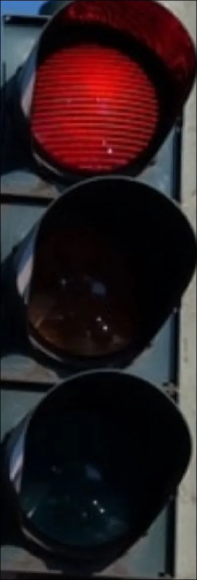 Si une voiture grille le feu rouge. Quelles sont les sanctions ?