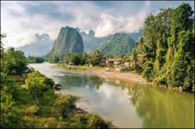 Le Laos est un pays situé :