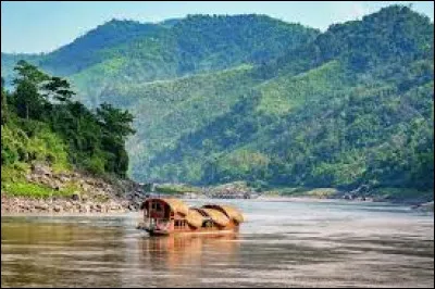 C'est un pays limitrophe de ... pays.