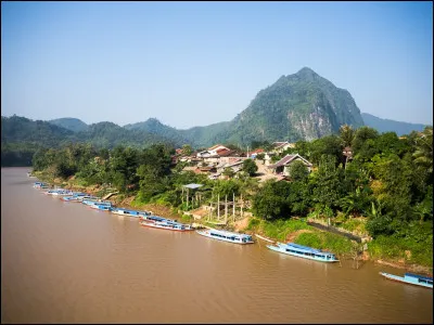 Le Laos est traversé par le fleuve :