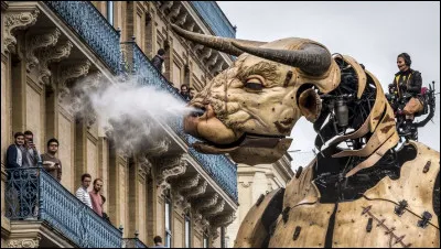 Ce minotaure s'est promené 4 jours à Toulouse devant 900 000 personnes. Il fait :
