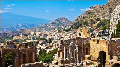 Quelle ville surnomme-t-on la "Saint-Tropez sicilienne", perch&eacute;e &agrave; 200 m&egrave;tres avec une vue imprenable sur l'Etna et son th&eacute;&acirc;tre gr&eacute;co-romain qui domine la mer Ionienne ?