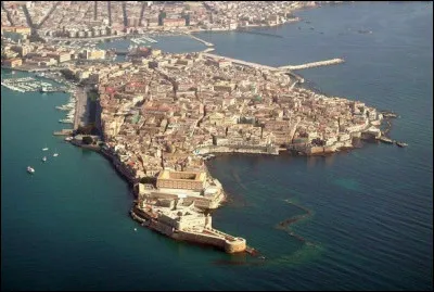 Quelle ville de Sicile a son centre historique sis sur l'&icirc;le d'Ortygie ?