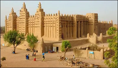 Quelle ville mythique du Mali est surnommée « la ville aux 333 saints » ?