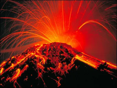 Parmi ces 3 volcans, lequel n'est pas situé en Italie ?