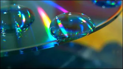 Quel objet transparent utilise-t-on pour réfracter ou disperser la lumière ?