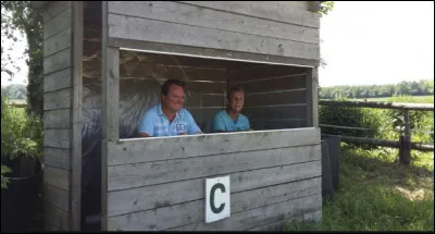 Qui délivre les diplômes des juges, arbitres et commissaires ?