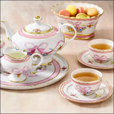 Lequel de ces éléments ne fait donc pas partie du service à thé ?