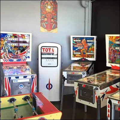 Quels éléments de jeu de café, qui peuvent être pleins ou rayés, étaient souvent en ivoire ?