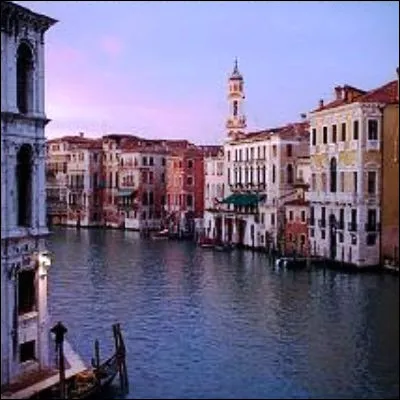 Quel pont de Venise relie le palais des Doges à la prison ?