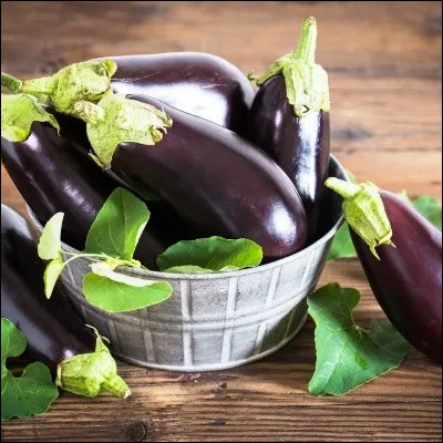 Quel plat typique de la cuisine grecque et turque est à base d'aubergines et de tomates ?
