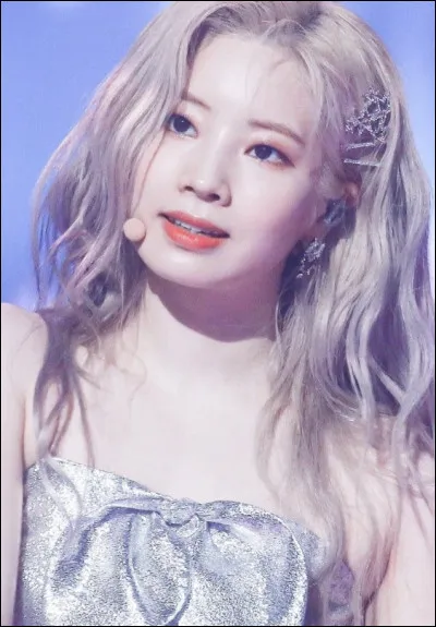 Quelle couleur de cheveux avait Dahyun dans le MV "Yes or Yes" ?