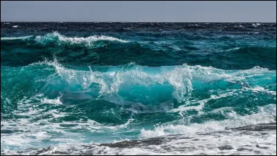 Comment s'appelle la mer qui borde la ville d'Alicante ?