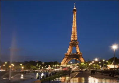 Que représente le blanc du drapeau français ?