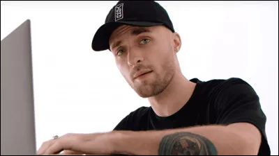 Avec qui a-t-il fait sa marque ?