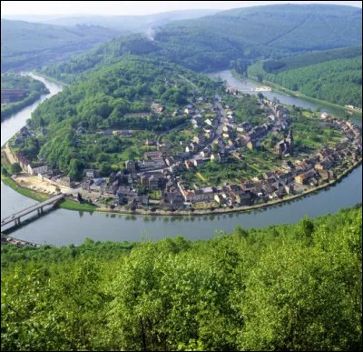 Petite ville de 2 300 habitants du département des Ardennes, située dans un méandre au confluent de la Meuse et de la Semois :