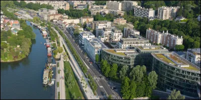 Ville de 45 000 habitants du département des Hauts-de-Seine, bâtie sur les coteaux et les hauteurs de la rive gauche de la Seine :