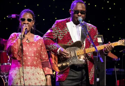 Dans quelle ville ''Le dimanche'' est-il le jour de mariage selon les paroles de la chanson de Amadou et Mariam ?