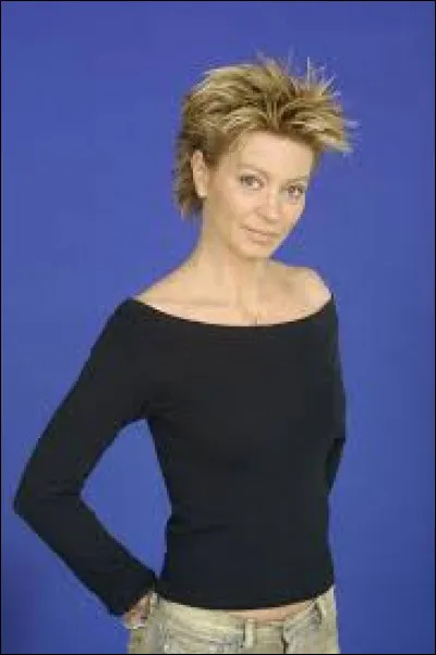 Comment s'appelle la professeur d'expression scénique ?