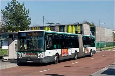 Tu conduis un bus. À l'arrière, deux dames se disputent, un homme monte et ne dit ni merci ni bonjour puis un enfant pète et rigole...