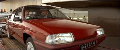 Quelle affirmation est fausse à propos de la BX de Jean-Jacques Granianski (Christian Clavier) dans "Opération corned-beef" ?