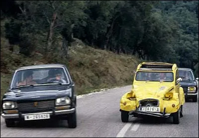 Quelle modification a reçu la 2cv de James Bond (Roger Moore) pour devenir plus puissante dans le film "Rien que pour vos yeux" ?